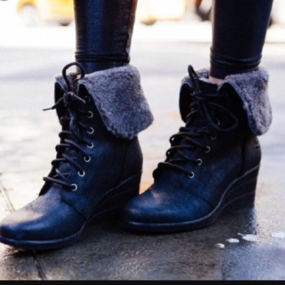 Ugg Zea Booties wedge lace up size 7 fur collar